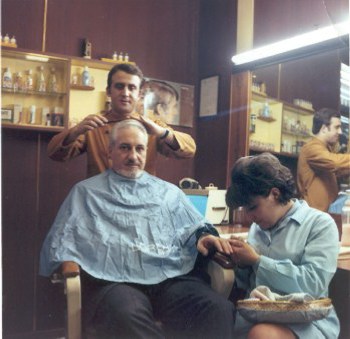 Antonio e la sua estetista
con un cliente nel 1970