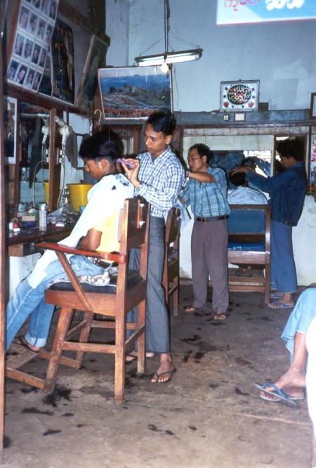 Parrucchiere in Birmania, 1998