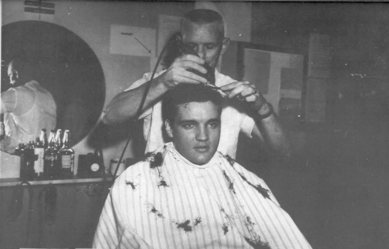 Elvis dal parrucchiere, anni '50